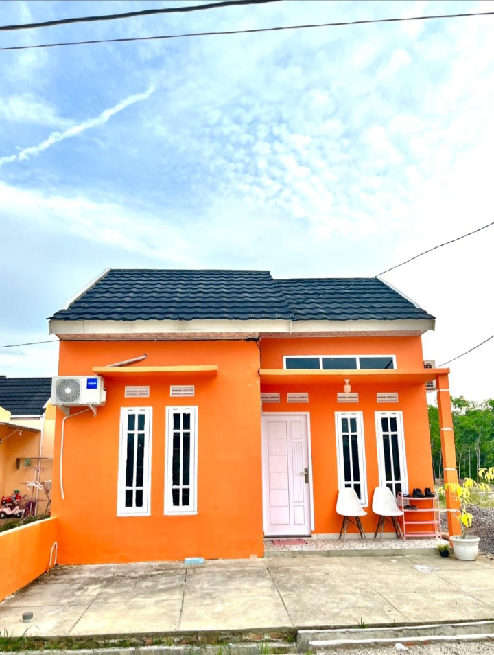 Desain eksterior rumah Type 36 Gajah Mada Residence dengan fasad modern minimalis, carport, dan taman depan